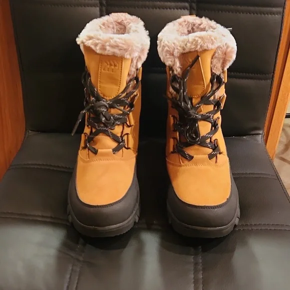 (NWOT) Women All IN MOTION Winter boots - Picture 7 of 9